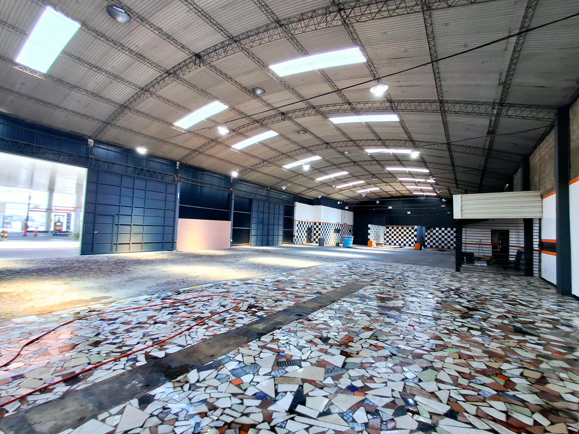 Amplio tinglado y oficinas/show room, foto 3