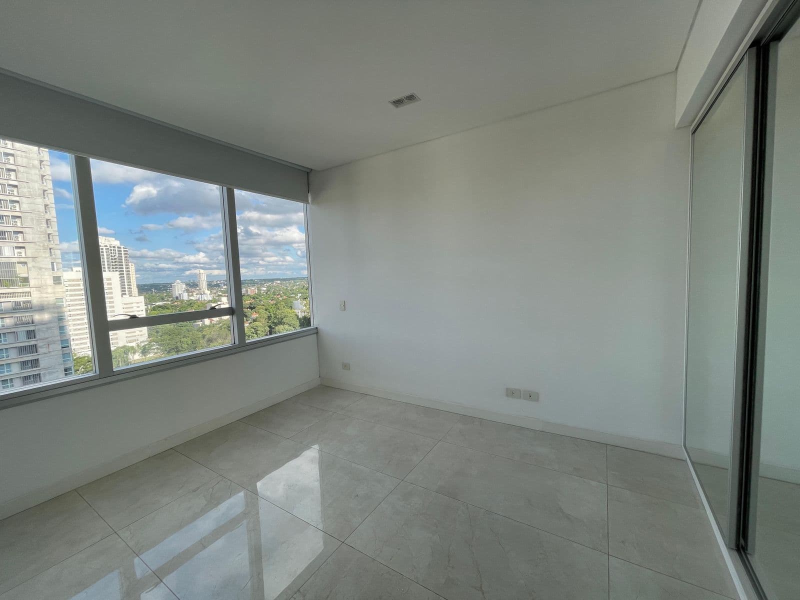 En Alquiler Depto De 3 Habitaciones Y 2 Cocheras- Edificio Eminent, foto 4