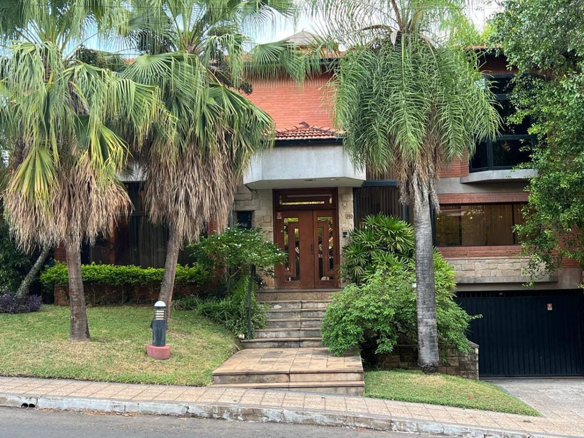 Alquilo lujosa residencia en b° manora