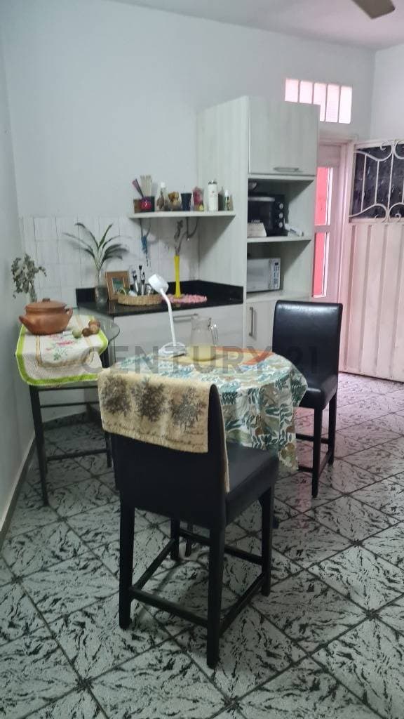 Casa En Venta En Barrio Las Lomas – Amplio Terreno Frente A Plaza, foto 2