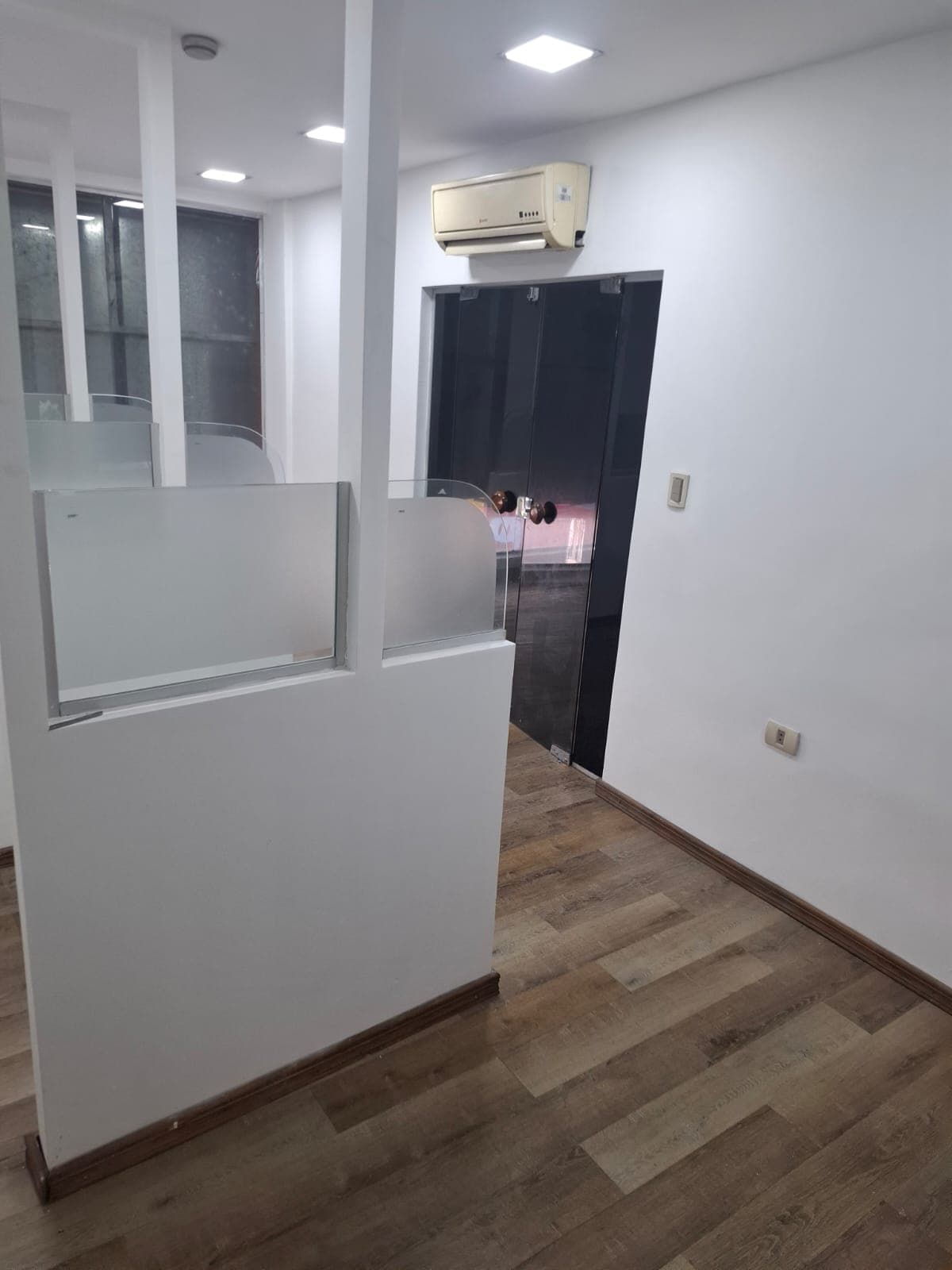 Salón comercial de 2 pisos en el centro de San Lorenzo, foto 2