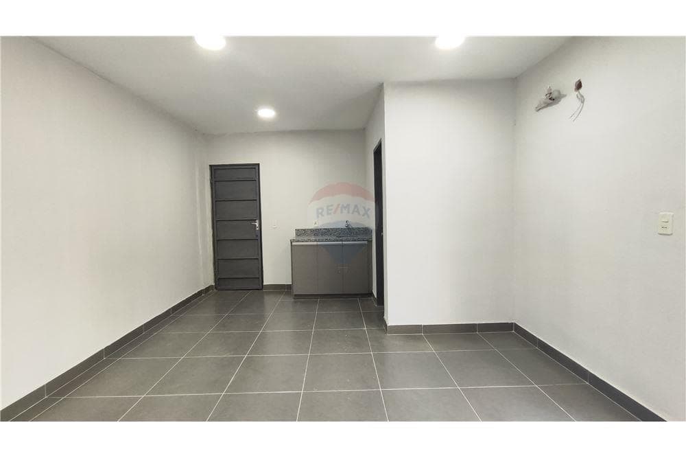 Amplio deposito con oficinas - Showroom — foto 5