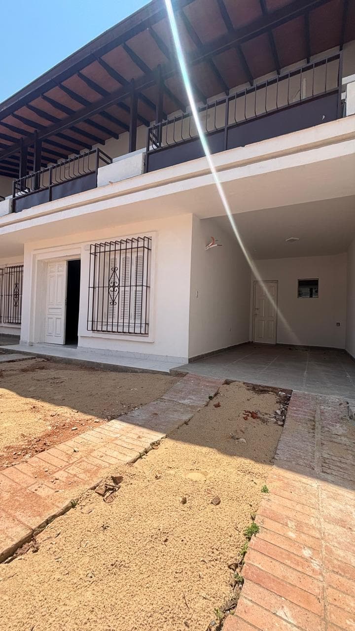 Amplia casa de 2 pisos – zona parque de la salud, foto 2