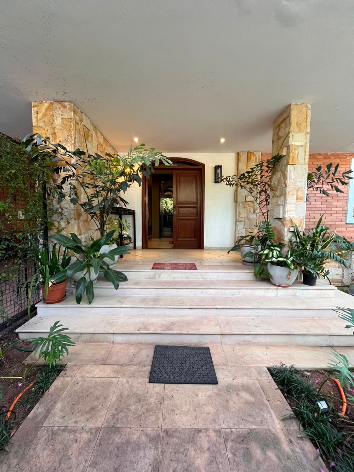 ¡alquilo hermosa casa amoblada en barrio mburicaó!