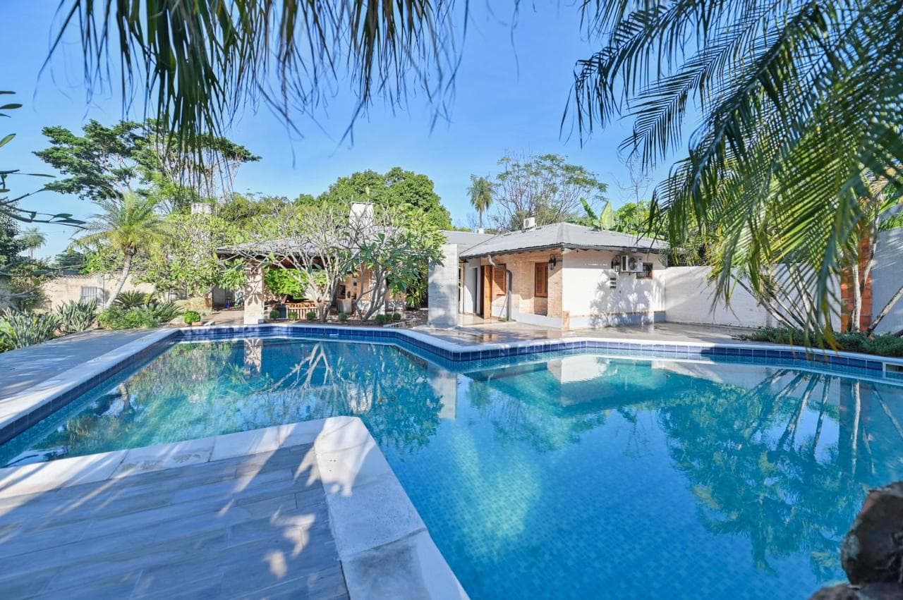 Casa con piscina en Ñemby