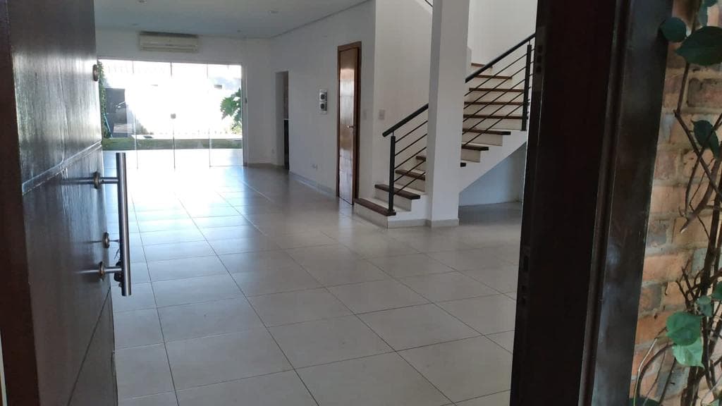 Alquilo amplio duplex Barrio mburucuya
