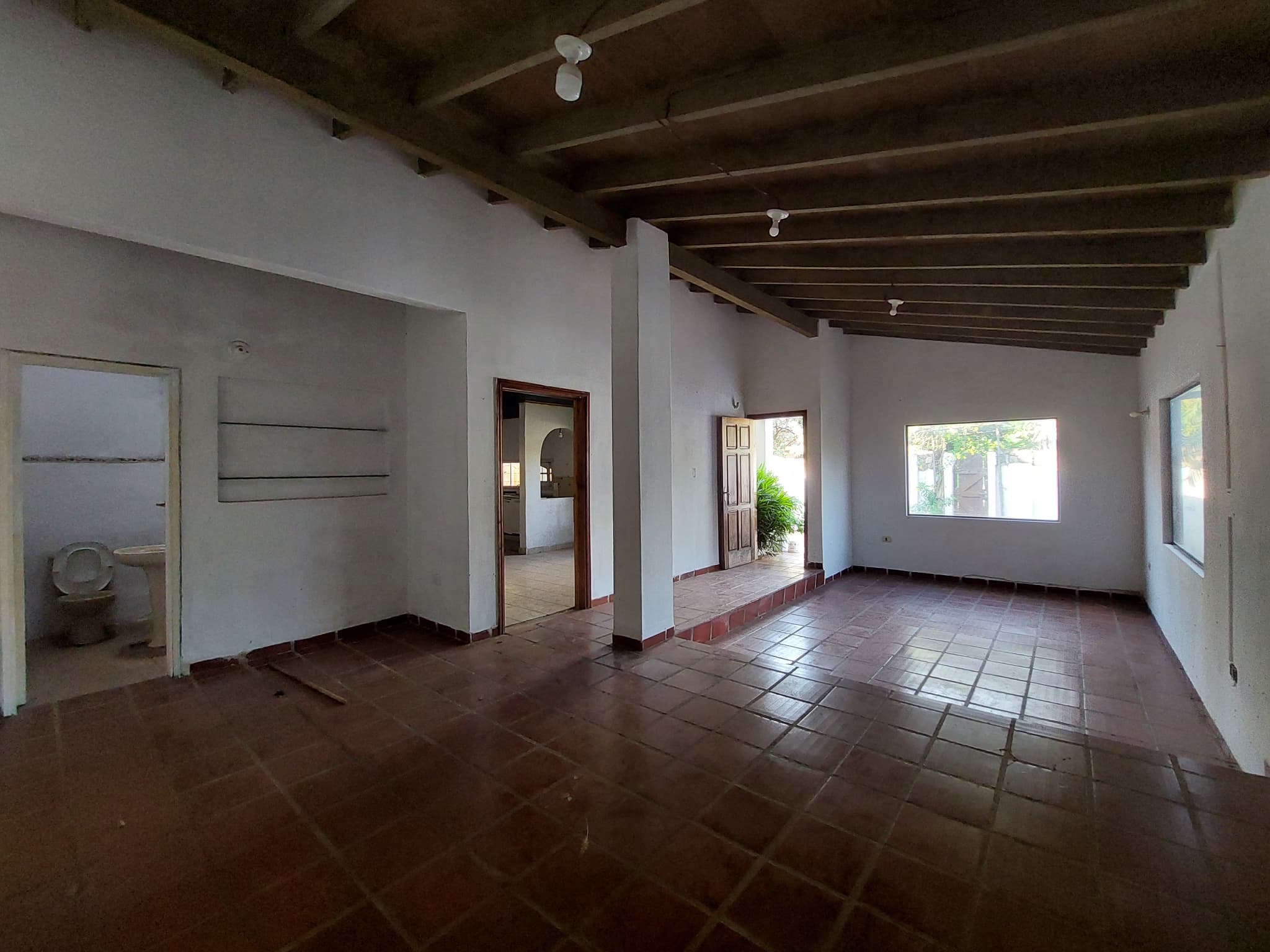 Oportunidad Única en Luque: Amplia Casa para Refacción con Ubicación Privilegiada C-1171 — foto 4