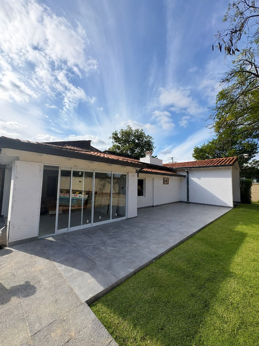 Alquilo residencia de 6 habitaciones-zona club centenario...!!!