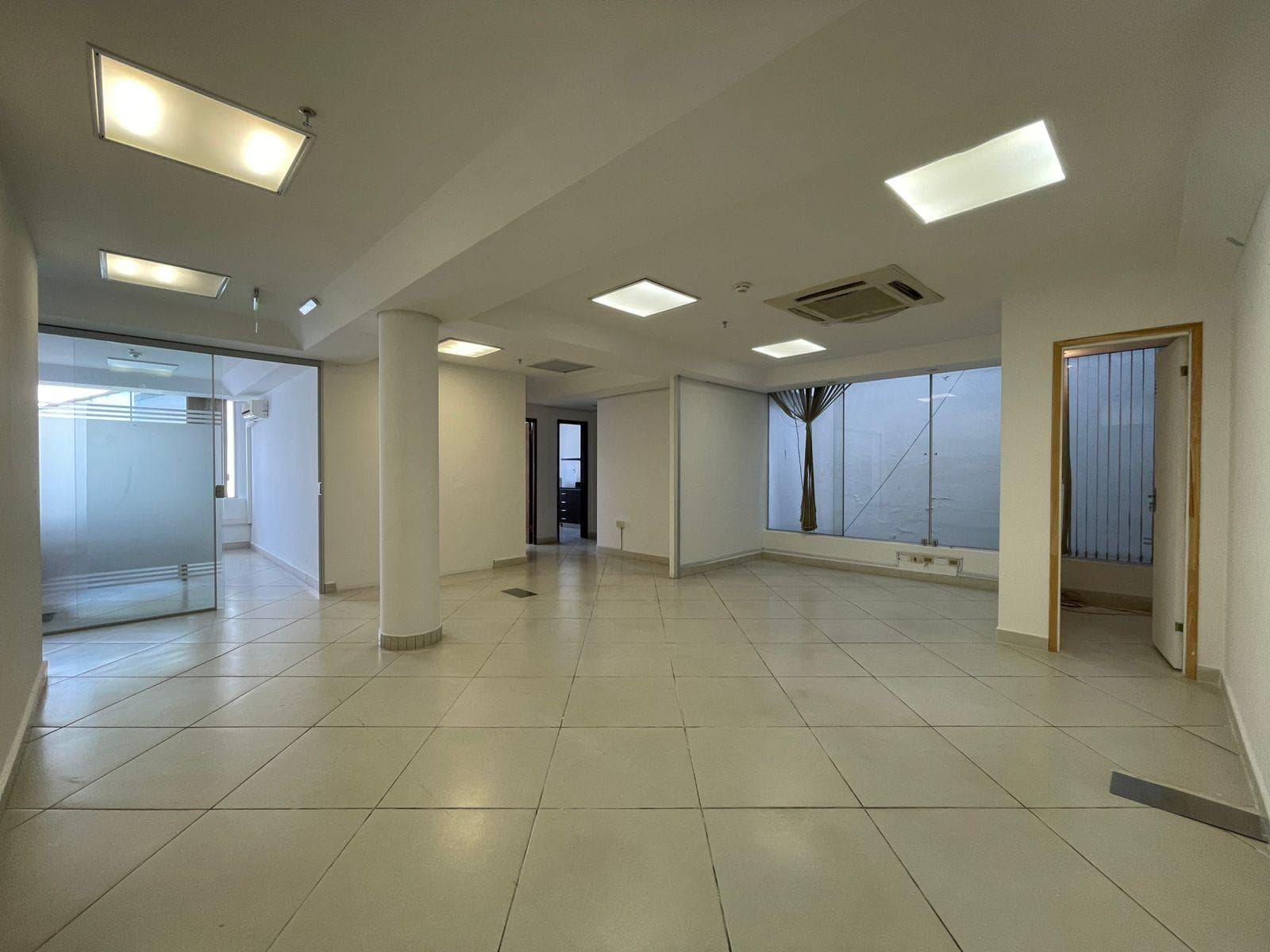 Villamorra En Alquiler Oficina De 150 M2 A Pasos De Varios Centros Comerciales, foto 1