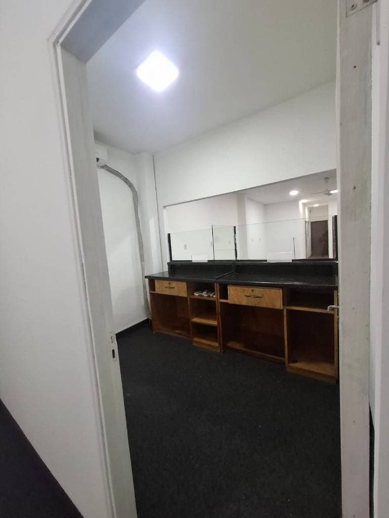 Salón comercial de 2 pisos en el centro de San Lorenzo, foto 3