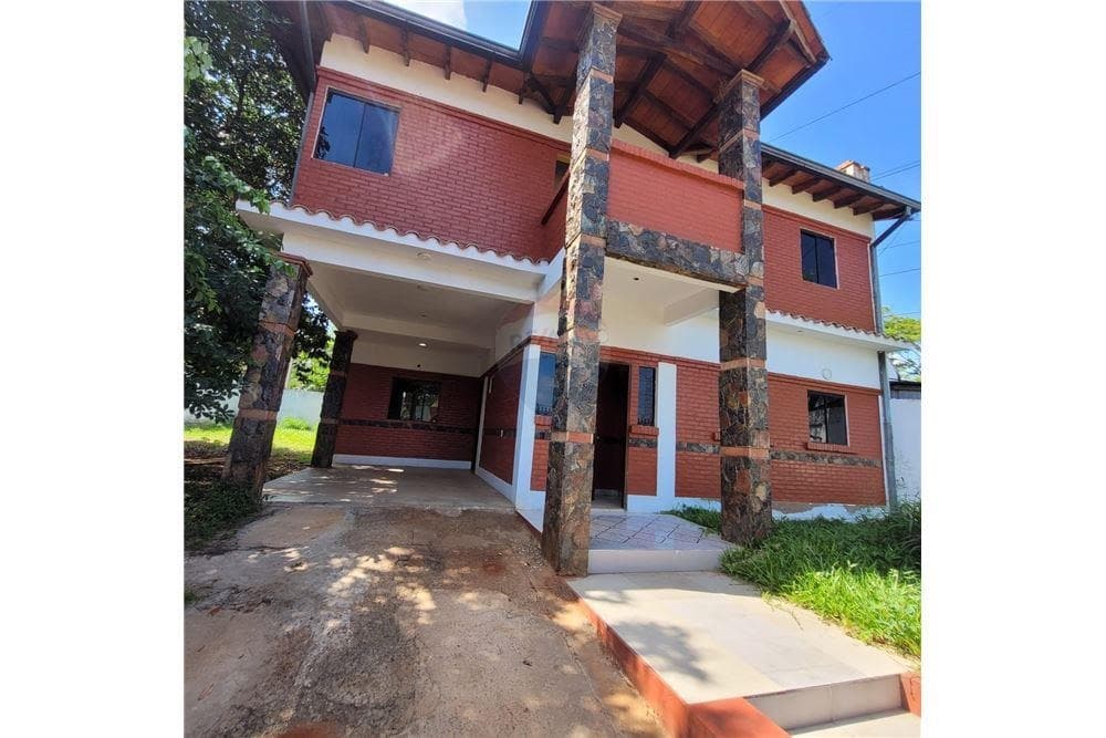 En oferta casa de dos plantas en Villa Elisa