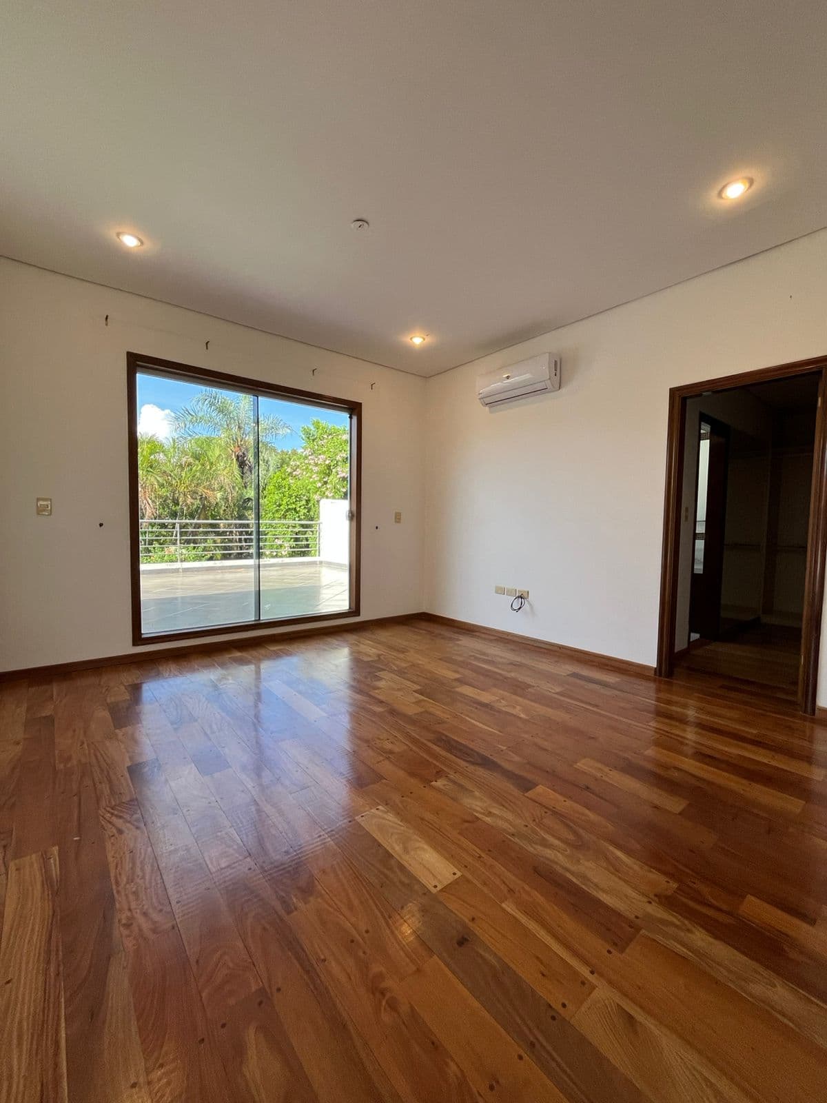 Casa de Lujo en Alquiler – Zona CURDA | Barrio Mburucuyá, foto 5
