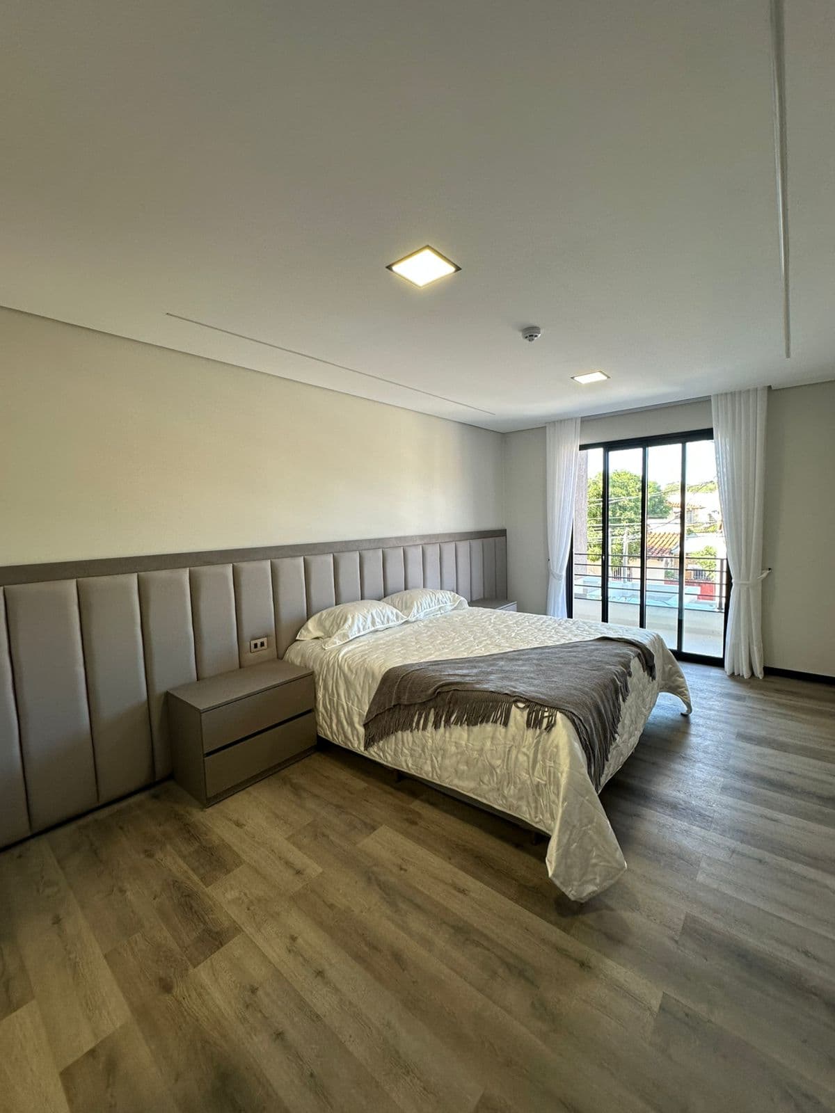 Casa amoblada con piscina en barrio mburucuya en alquiler — foto 3