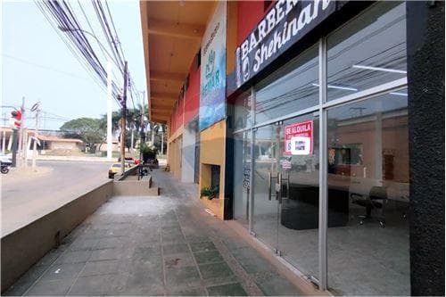 En alquiler amplio salon comercial en esquina, foto 1