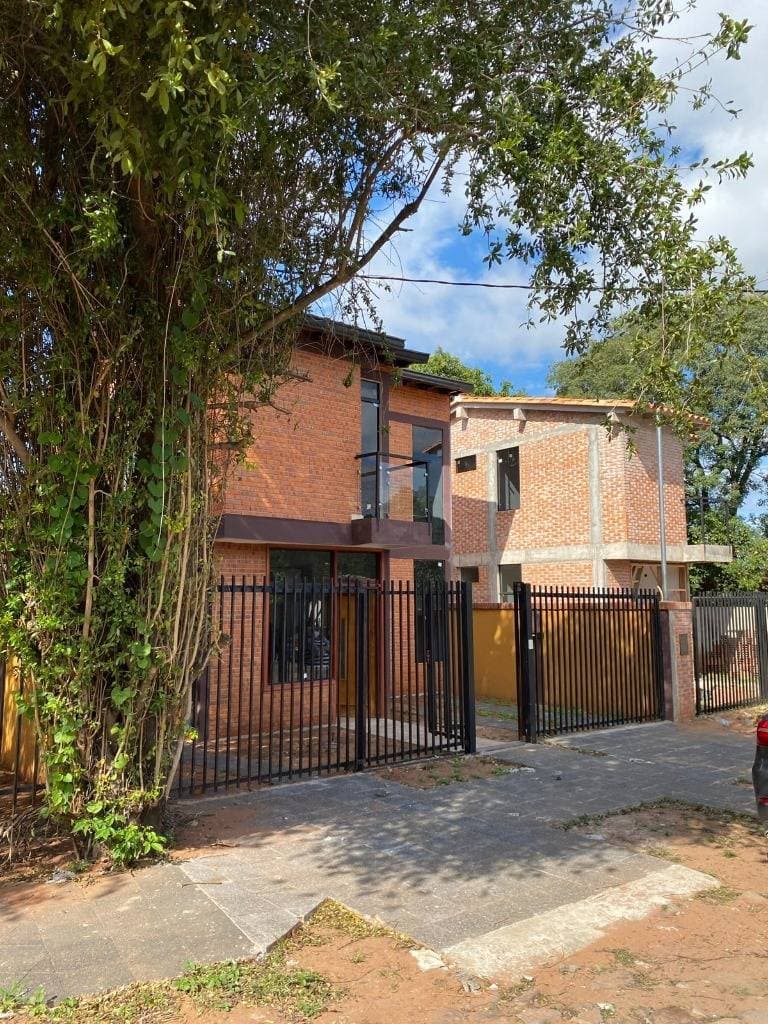 Casa Dúplex en Venta - Lambaré