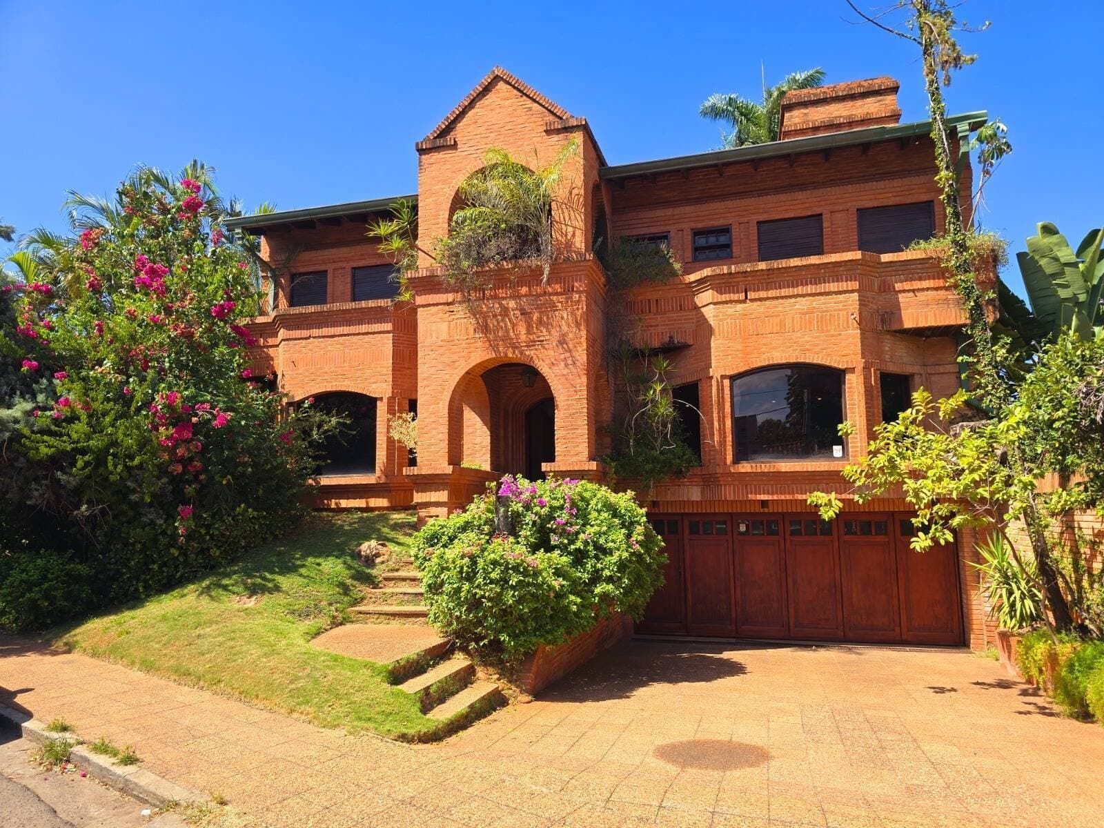 Exclusiva Residencia en Venta en el Prestigioso Barrio Villa Morra - Asunción