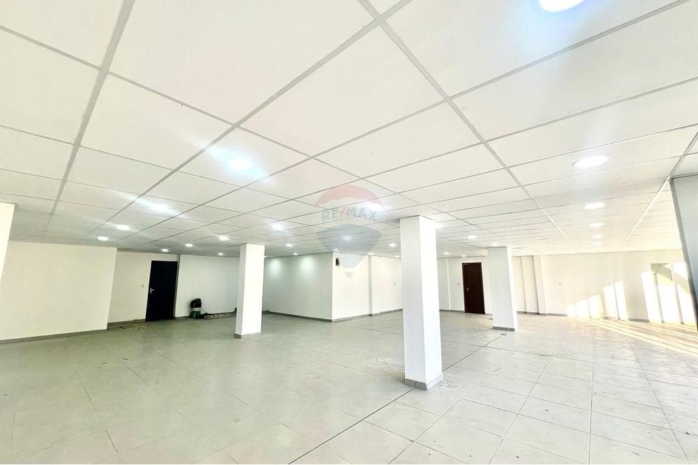 Salón comercial sobre Av. Fdo. de la Mora, foto 2