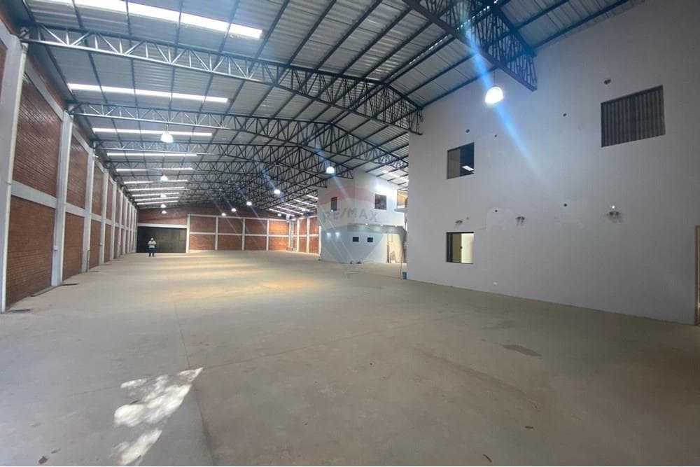 amplio depósito-tinglado con showroom en Mariano Roque Alonso, foto 2