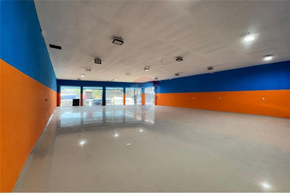 Local comercial con showroom y deposito — foto 1