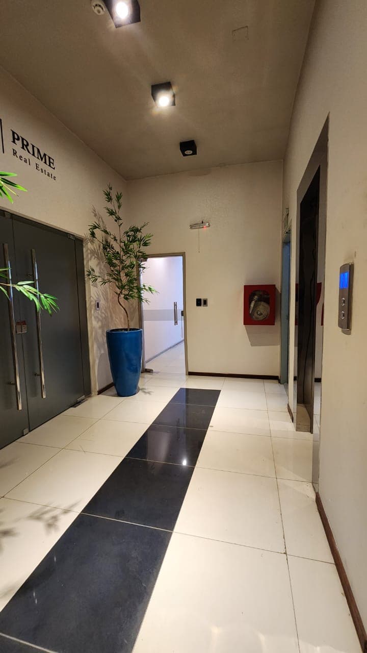 *alquilo oficina amoblada - edificio kuarajy center