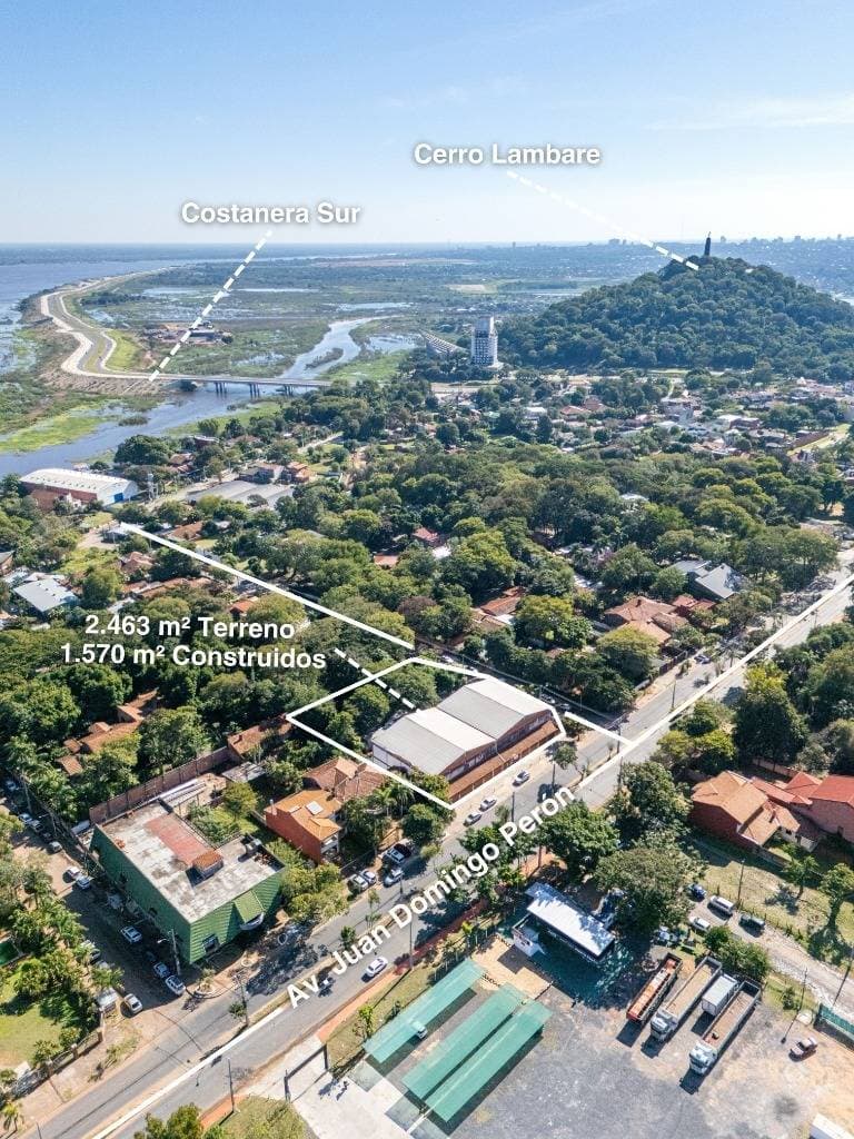 En venta - amplio depósito en esquina