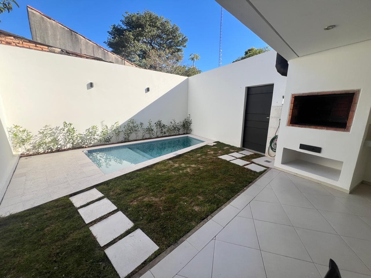 En alquiler dúplex moderno de 3 dormitorios con piscina y quincho en ycua satí