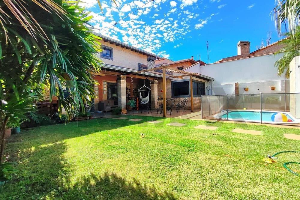 Amplia Residencia Familiar con Piscina y Quincho