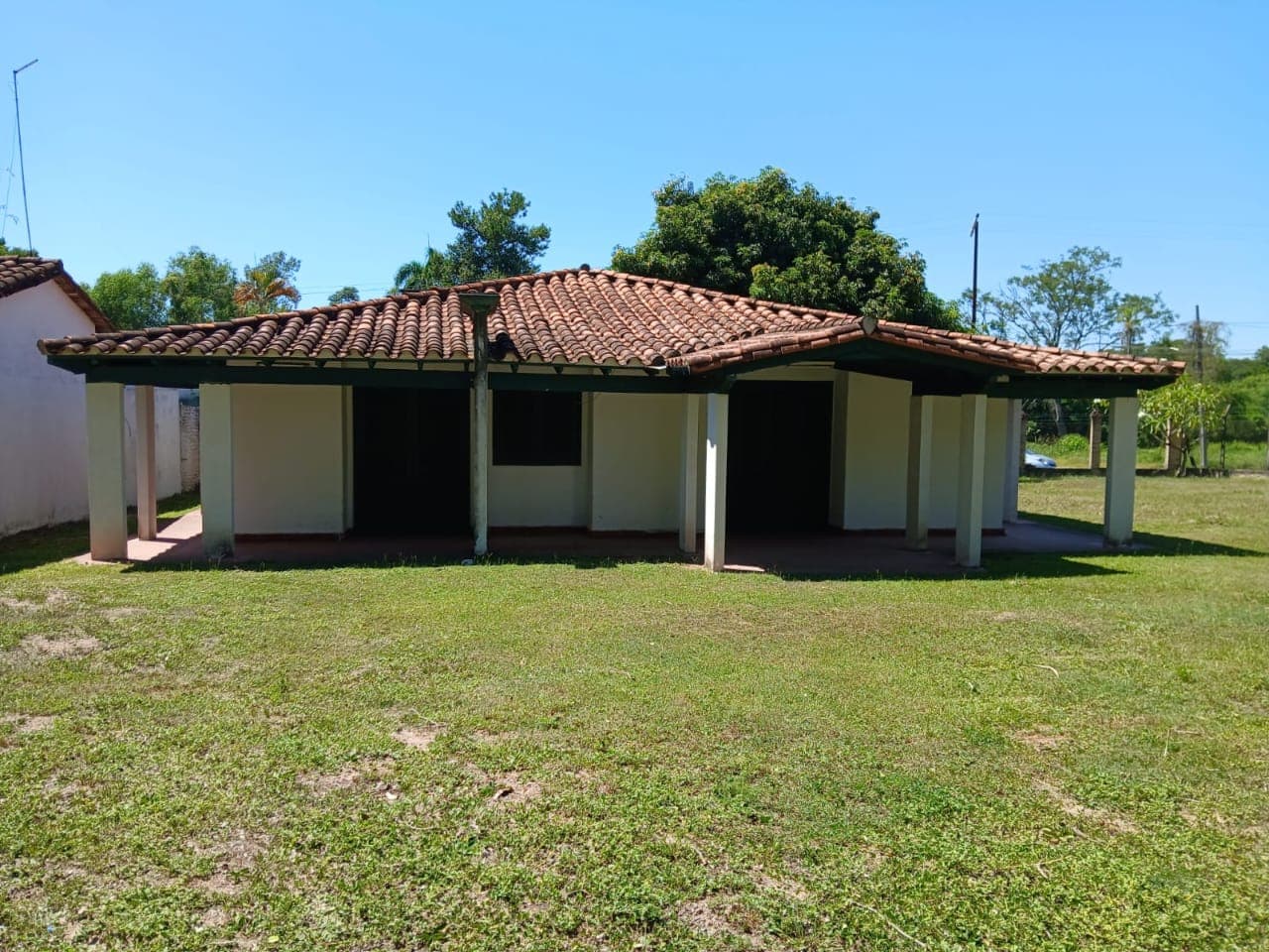 Vendo casa colonial con amplio patio en country club San Bernardino