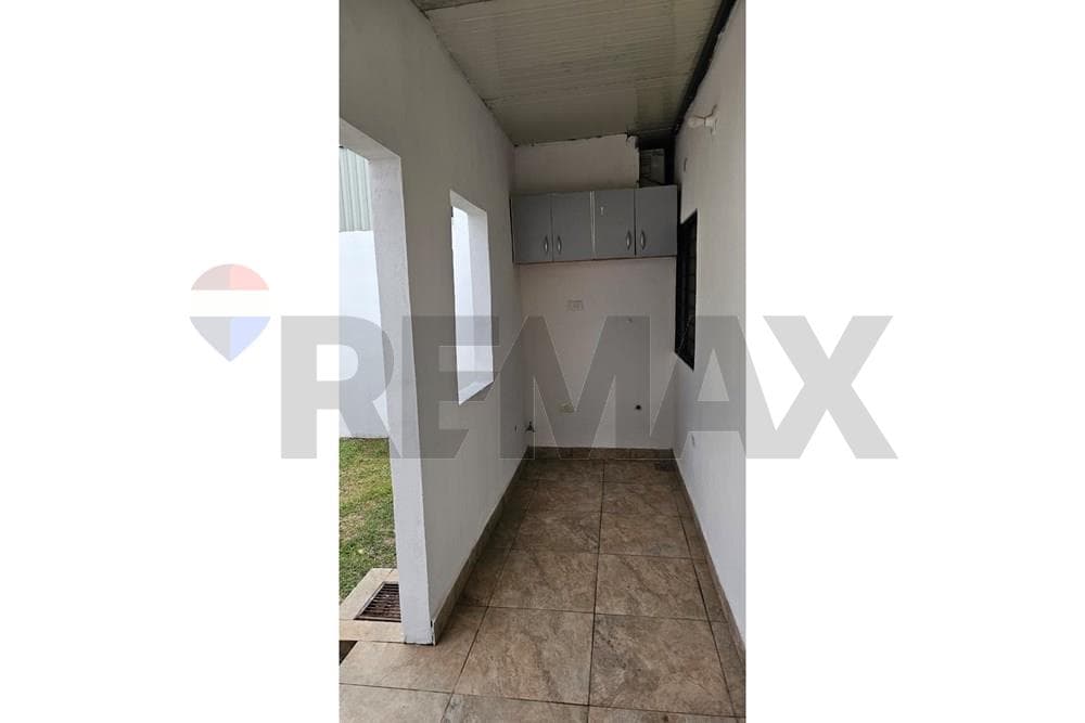 Casa - Alquiler - Luque, Paraguay, foto 2
