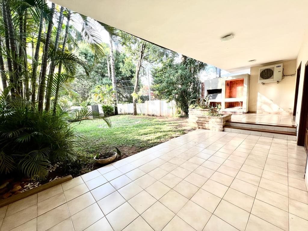 En Venta Amplía Casa En Esquina De 2 Plantas En Barrio Las Mercedes V084/, foto 3
