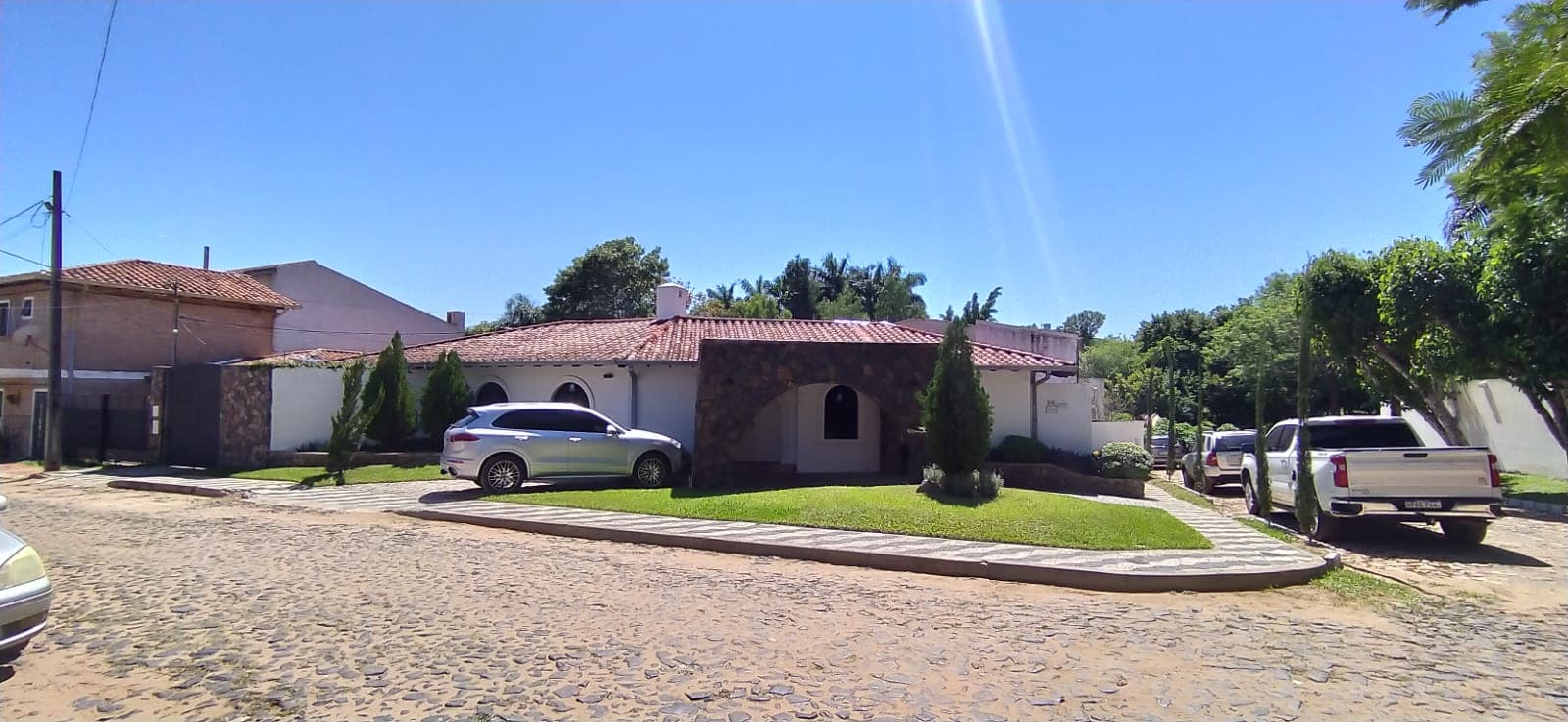 ALQUILO hermosa residencia en el barrio Mburucuyá