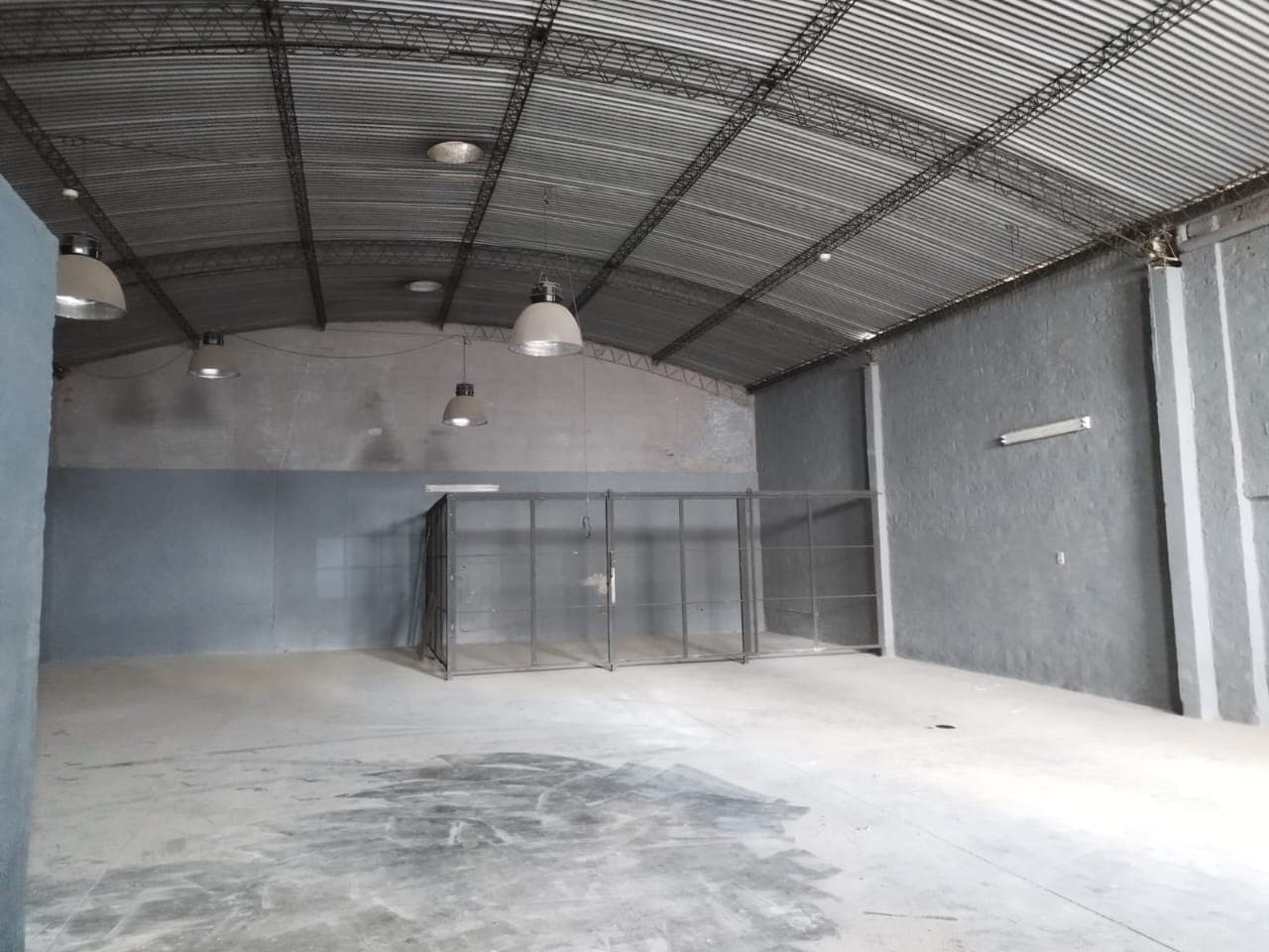 hermoso tinglado de 360m2 sobre Madame Lynch con oficina — foto 2