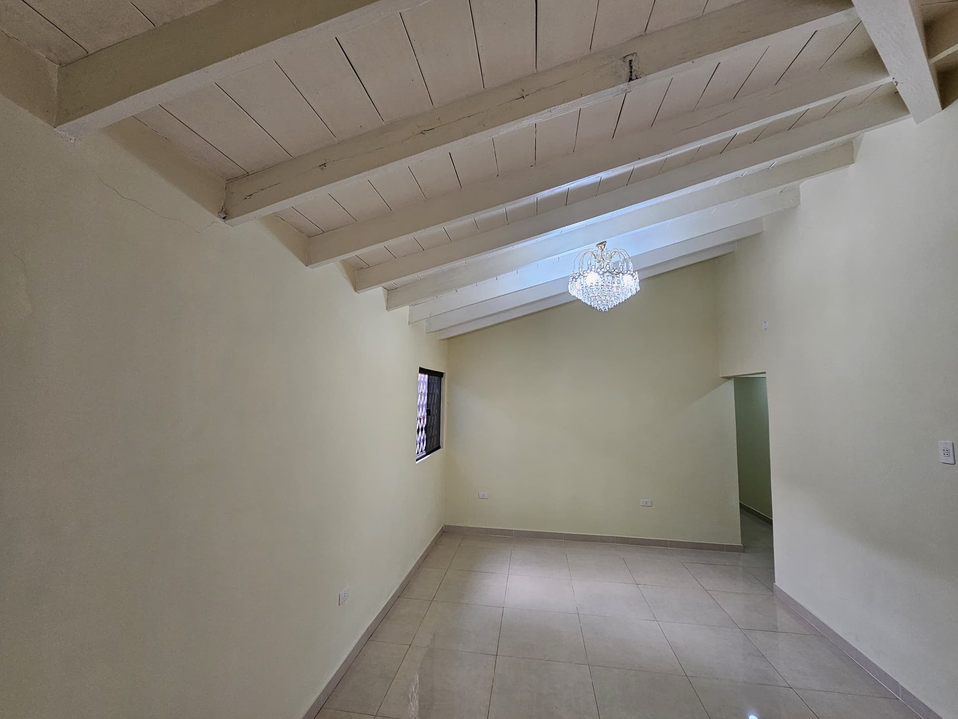 Casa de 5 habitaciónes con salón comercial en Laurelty Luque, foto 3