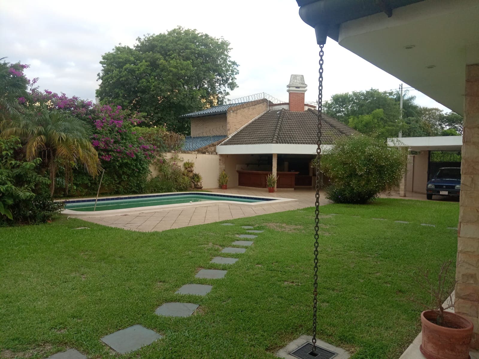 Lujosa residencia de 2.169 m² en el barrio Ycuá Satí, foto 2