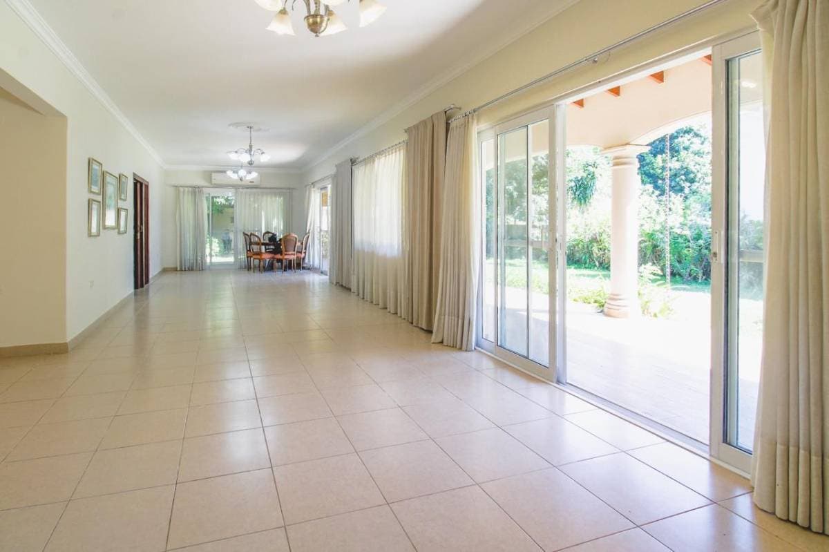amplia Residencia en barrio Mcal. Estigarribia 1500 m2, foto 5