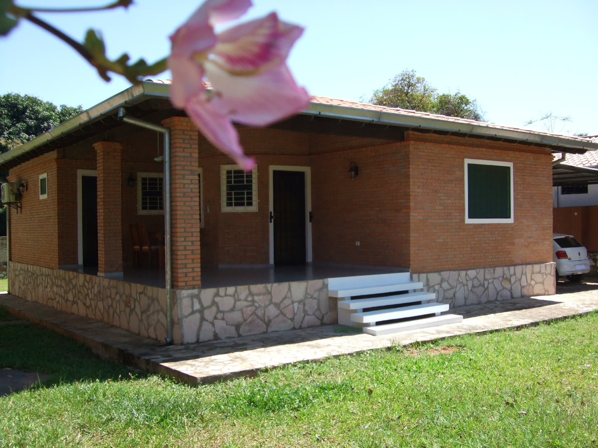 Venta De Casa En Areguá De Excelente Calidad Constructiva