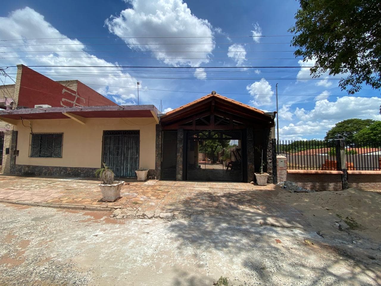 Vendo casa de 4 dormitorios en Villa Elisa }barrio villa bonita