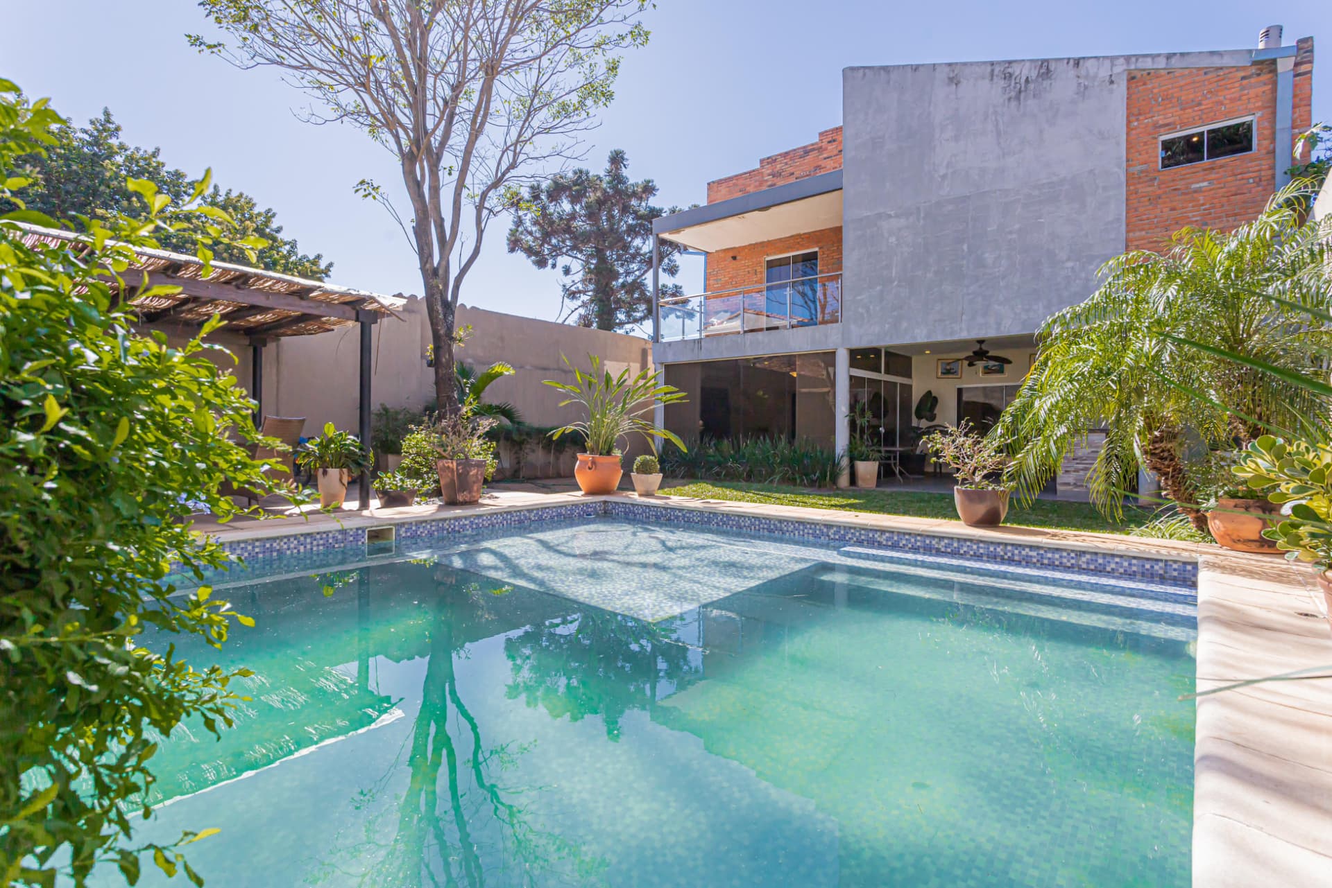 Vendo hermosa casa en barrio mburucuya