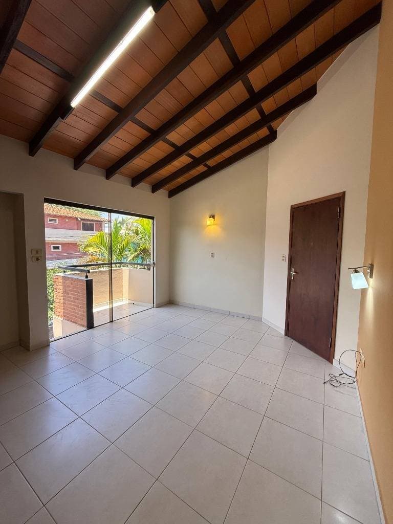 Casa en Alquiler para vivienda u oficina – Barrio Mburicaó, Asunción, foto 2