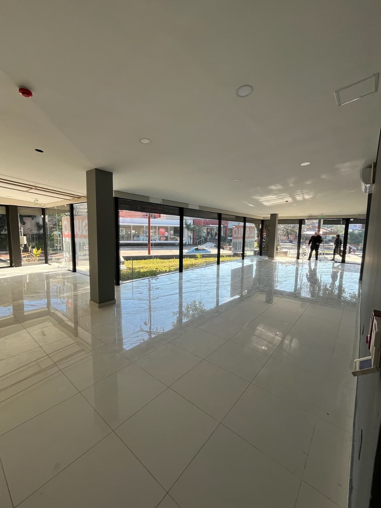 Imponente local comercial con deposito sobre avenida españa, foto 2