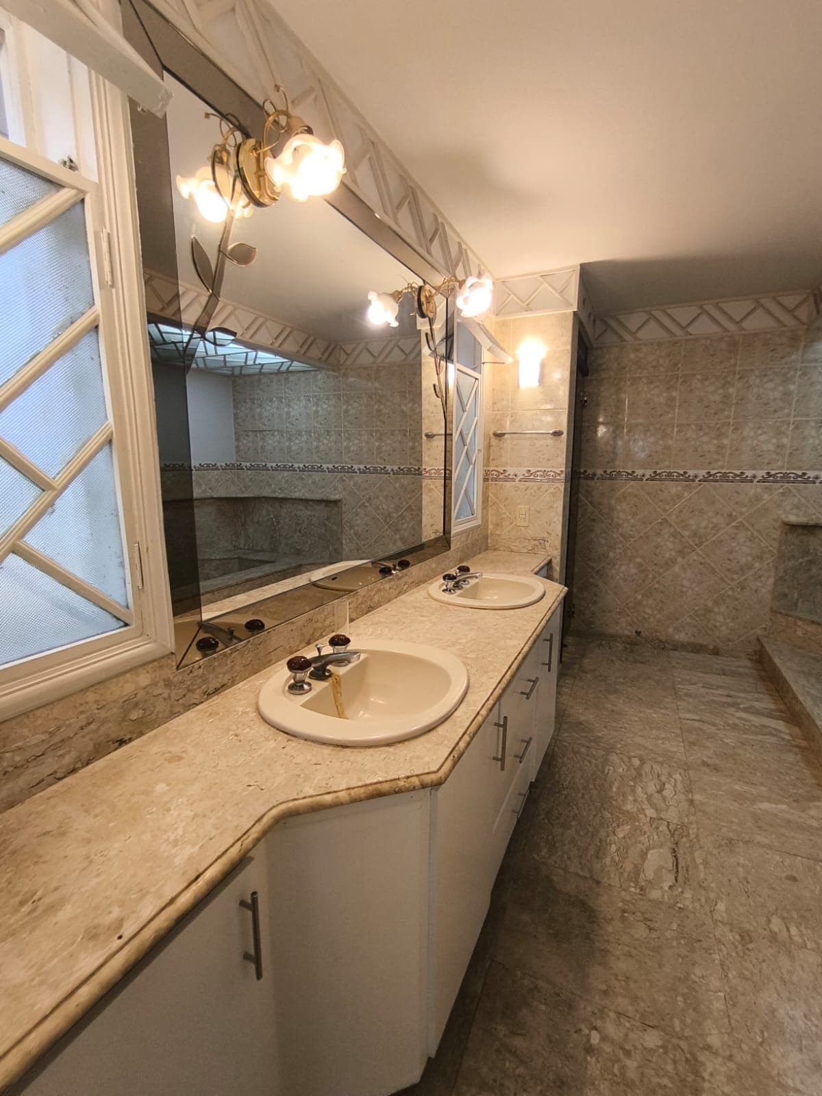 En venta residencia zona centenario, foto 2