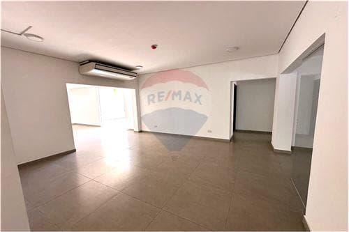 Local comercial con oficinas y patio, foto 3