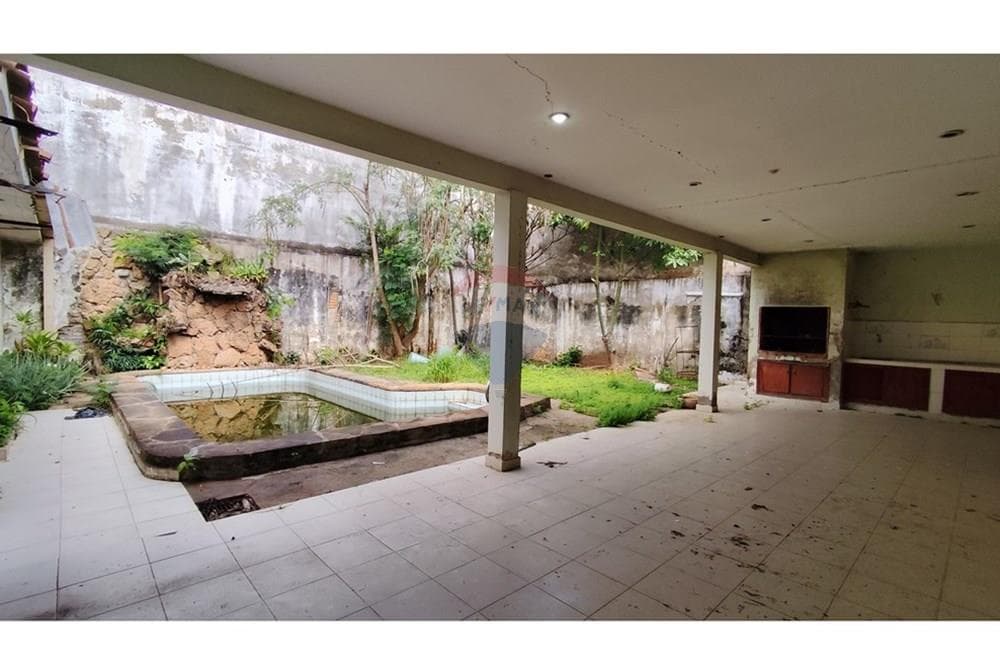 Amplia residencia en bo. San vicente