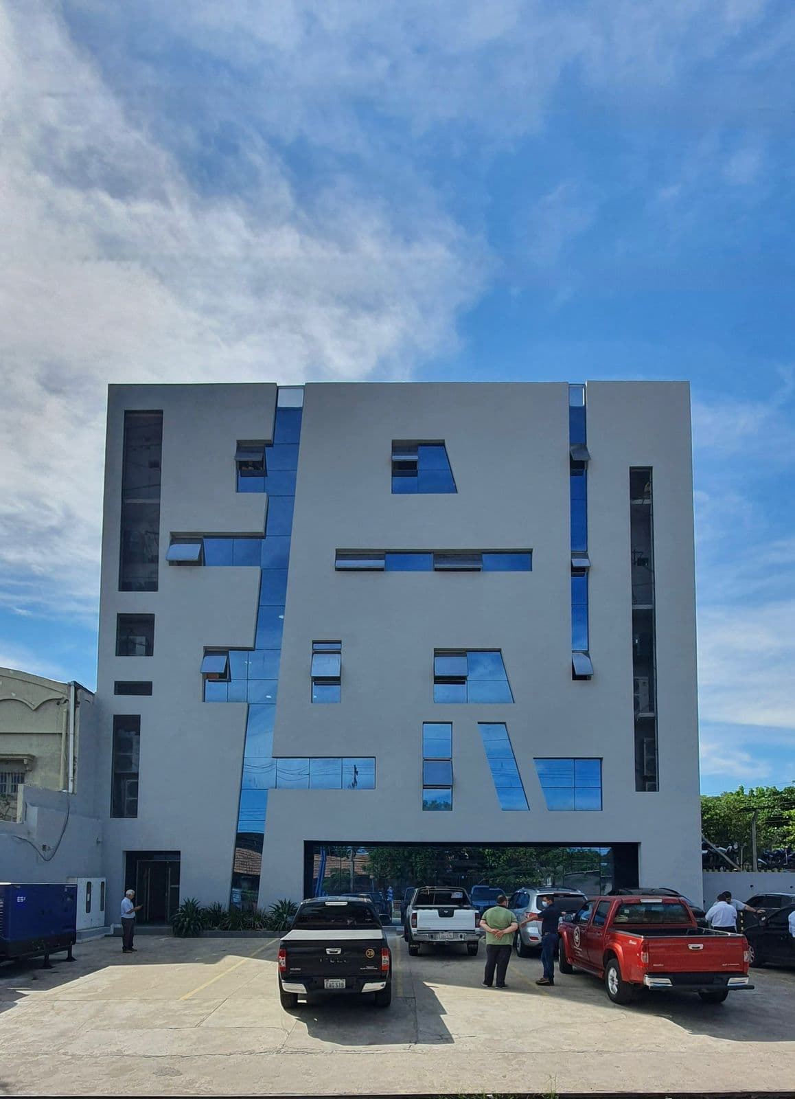Para empresas edificio corporativo completo con showroom oficinas y estacionamientos para clientes y funcionarios sobre el nuevo eje de avenida artigas zona distrito perseverancia, foto 2