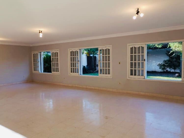 Amplia Residencia en alquíler zona Mburucuya para vivienda/ oficina, foto 5
