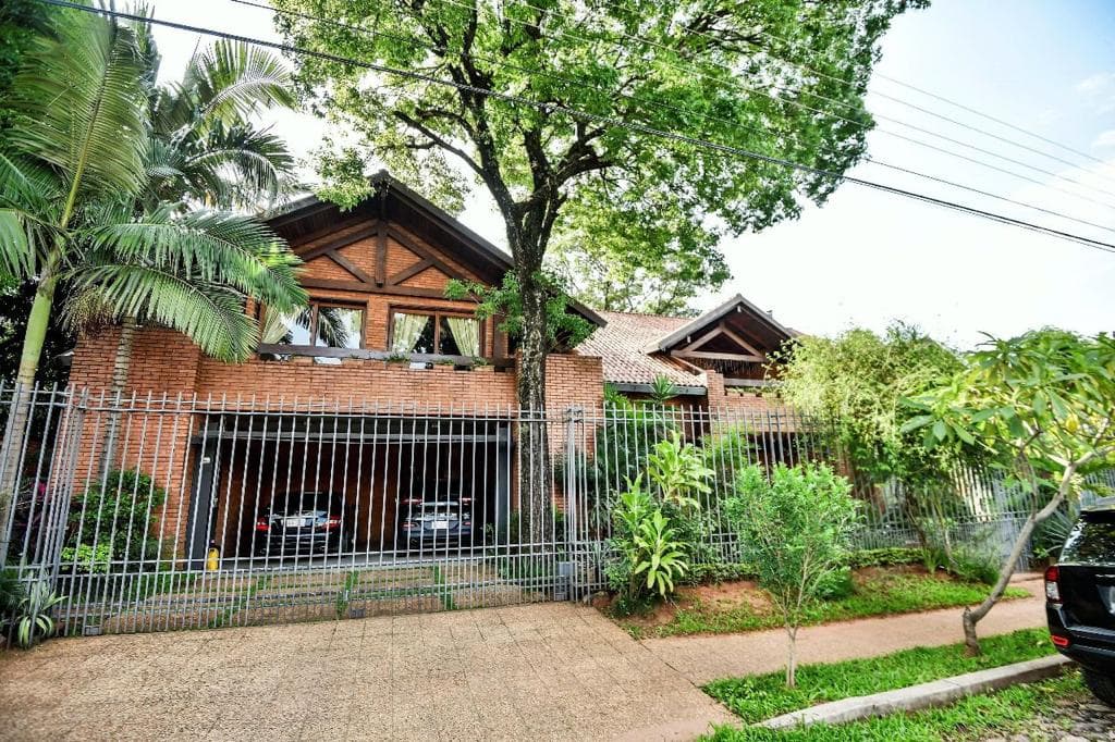 Vendo casa en barrio mburukuja