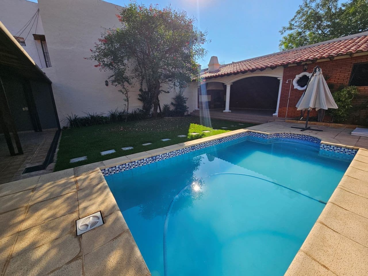 Casa de 4 dormitorios con piscina en Lambaré, barrio kennedy — foto 1