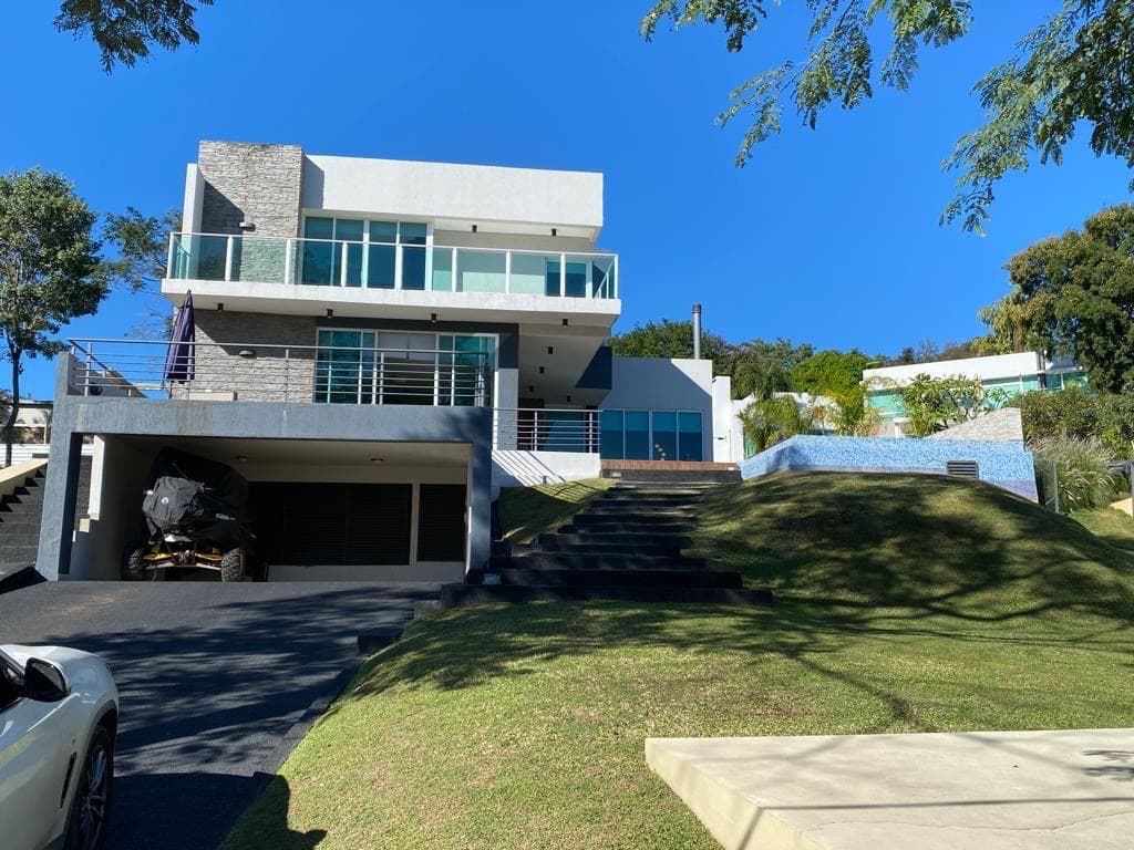 En venta casa con vista al lago ypacarai, equipada en sanber de 4 dorm