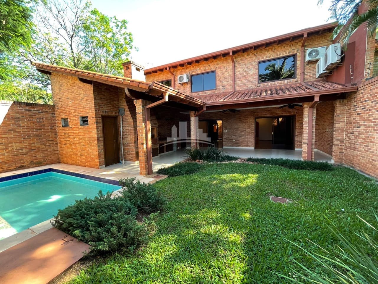 Hermosa casa con finas terminaciones en alquiler! Barrio Mburucuyá, foto 1
