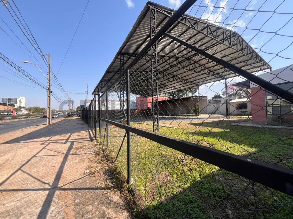 Amplia propiedad sobre avenida madame lynch en barrio Herrera, foto 5
